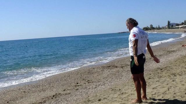 Mersin'den Kıbrıs'a tek başına yüzüyor